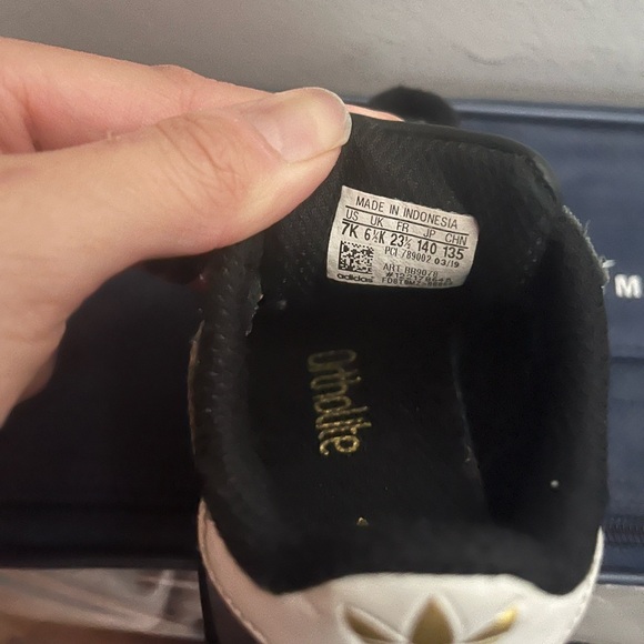 Kids Adidas black and white stripe superstar sneakers size 7k - Picture 6 of 6